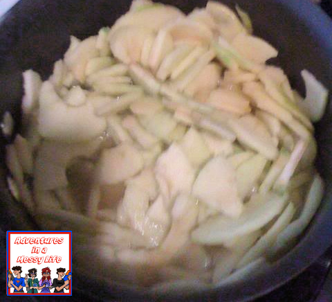 make homemade applesauce with preschoolers